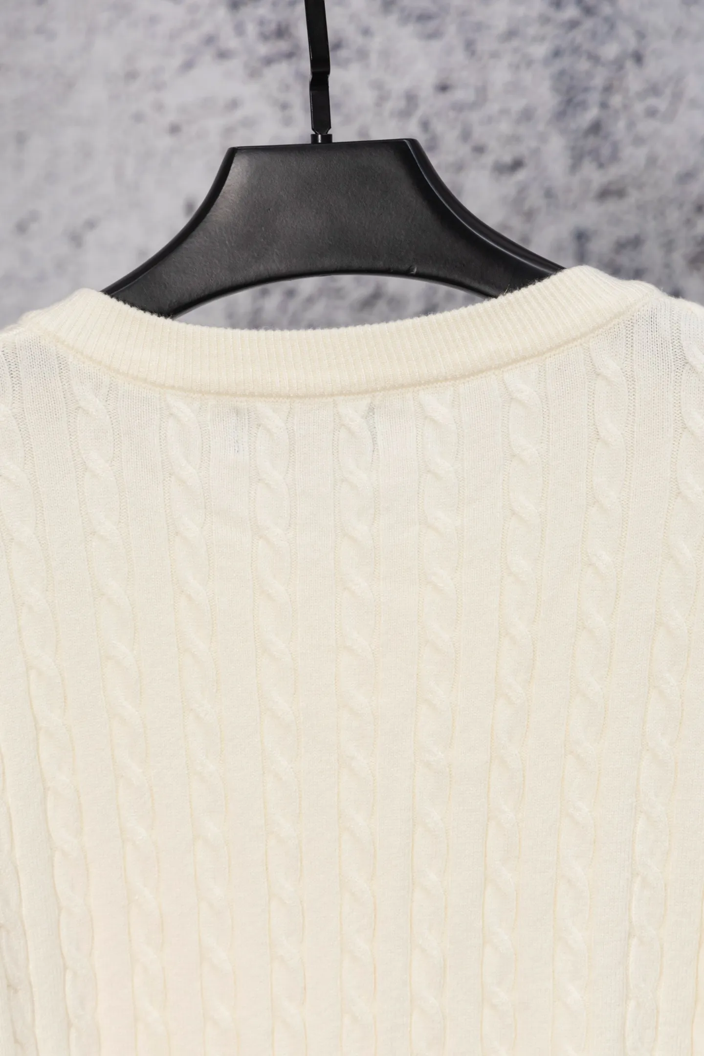 P170 Ralph Lauren Classic Round Neck Solid Color Pony Embroidered Logo Knitted Cardigan Long Sleeve Ralph Lauren Classic Basic Versatile Twist Knitted Cardigan Long Sleeve Main supply platform live broadcast Wholesale entity Replenish when out of stock Not removed from the shelves Quality 1:1 patterning Complete three standards Correct version of pony logo Imported quality cotton yarn Focus on high-end Cost-effective Good quality Needless to say Zhao Lusi's same style is really amazing, so sweet I'm so beautiful. This cardigan is really good-looking. It's simple and easy to wear. It's a must-have for goddess ootd. Good-looking clothes are never picky. A must-have in the wardrobe of goddesses. Size: S-XL. Color: black, apricot, gray, navy, red, white.